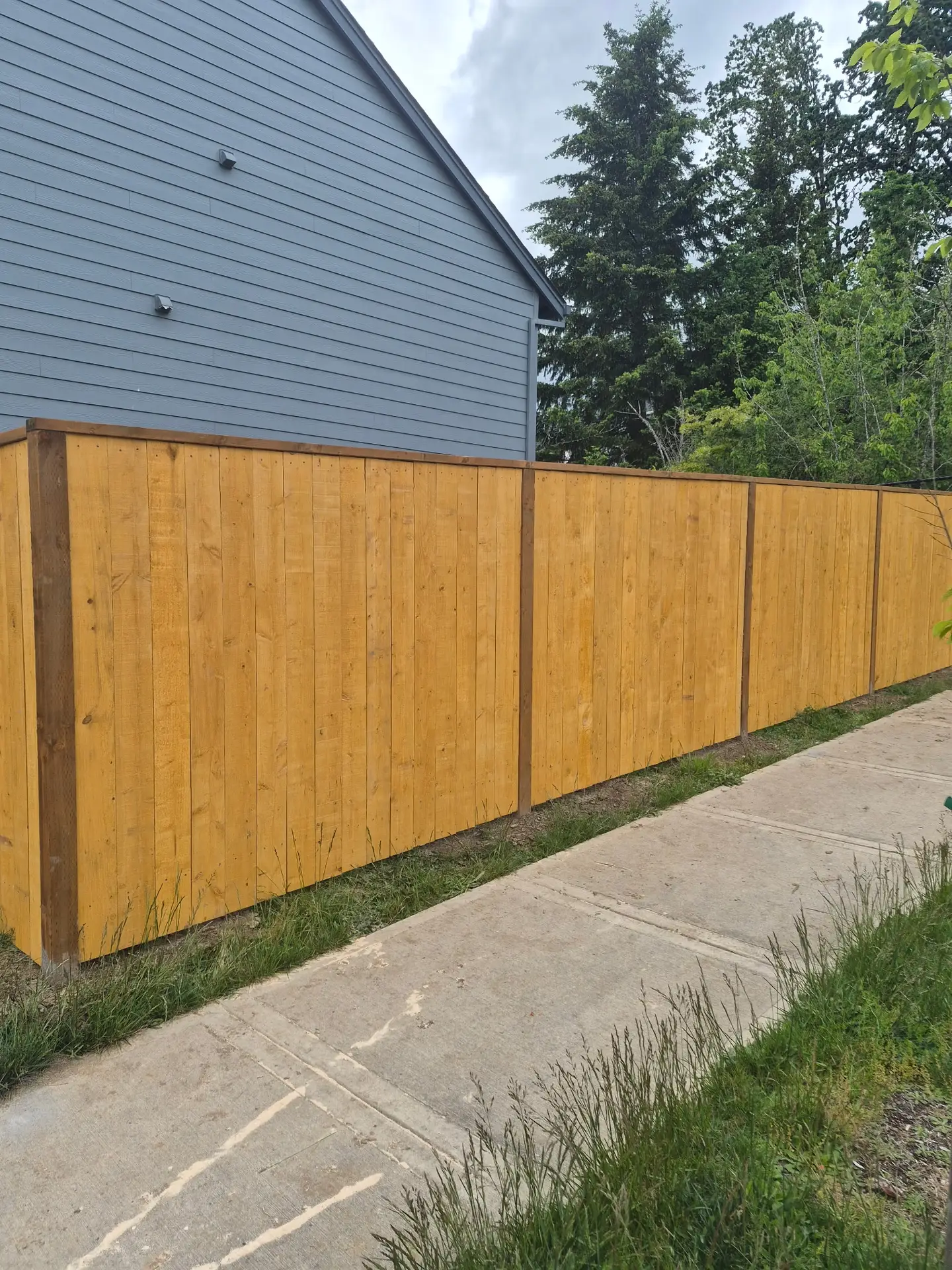 Affordable picture frame fence